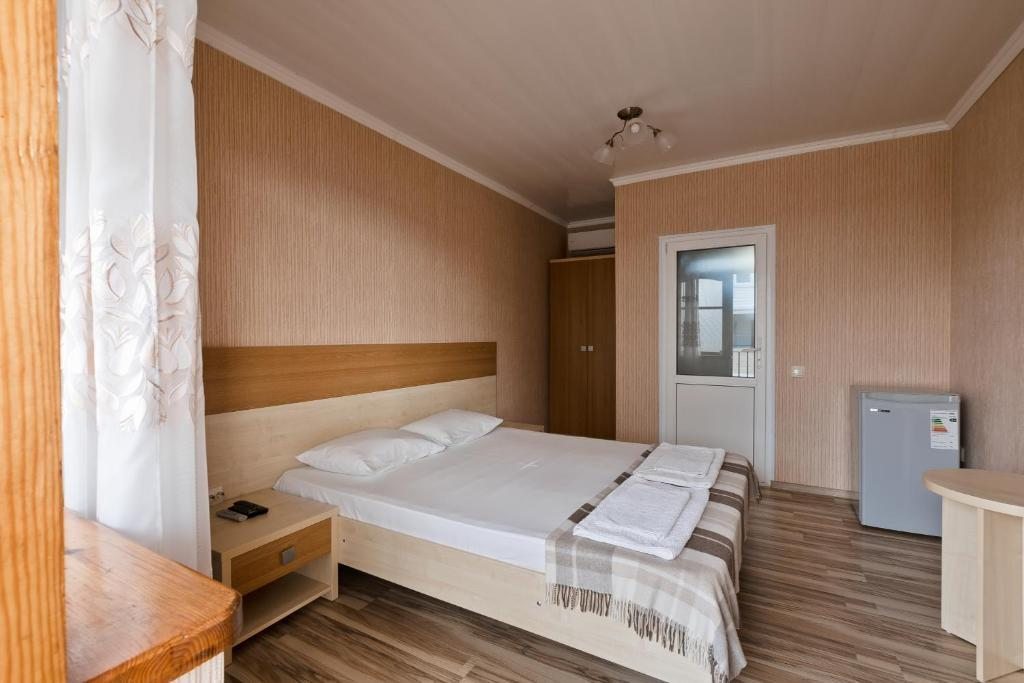 Двухместный (Улучшенный двухместный номер с 1 кроватью или 2 отдельными кроватями) мини-отеля Белый парус, Вардане