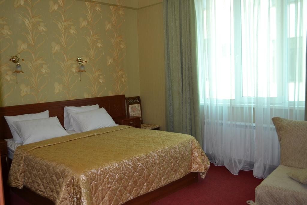 Трехместный (Двухместный номер с дополнительной кроватью (3 взрослых)) отеля Астория, Туапсе