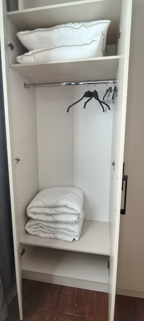 Четырехместный (Четырехместный), Гостиница В городе N