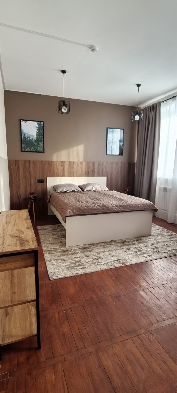 Четырехместный (Четырехместный), Гостиница В городе N