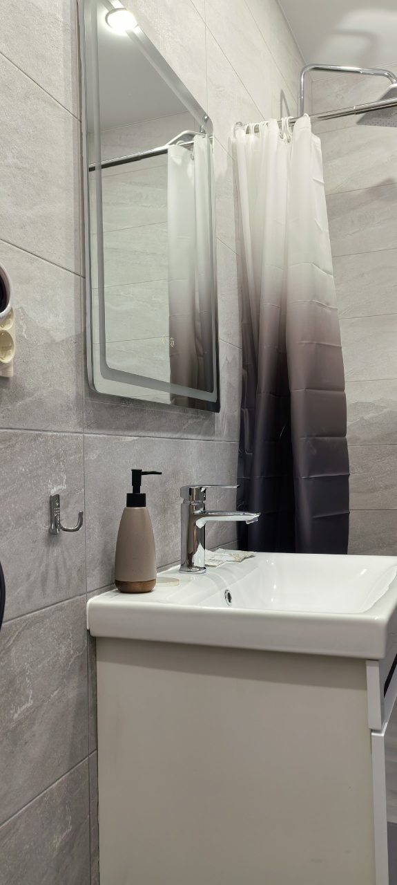 Четырехместный (Четырехместный), Гостиница В городе N