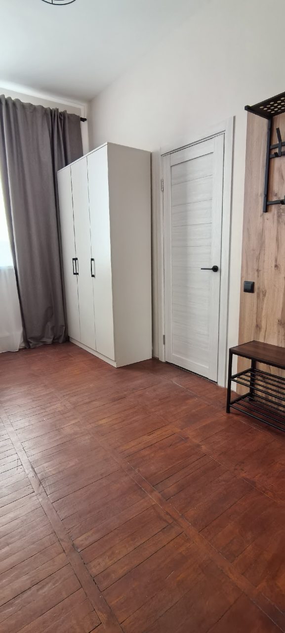 Четырехместный (Четырехместный), Гостиница В городе N