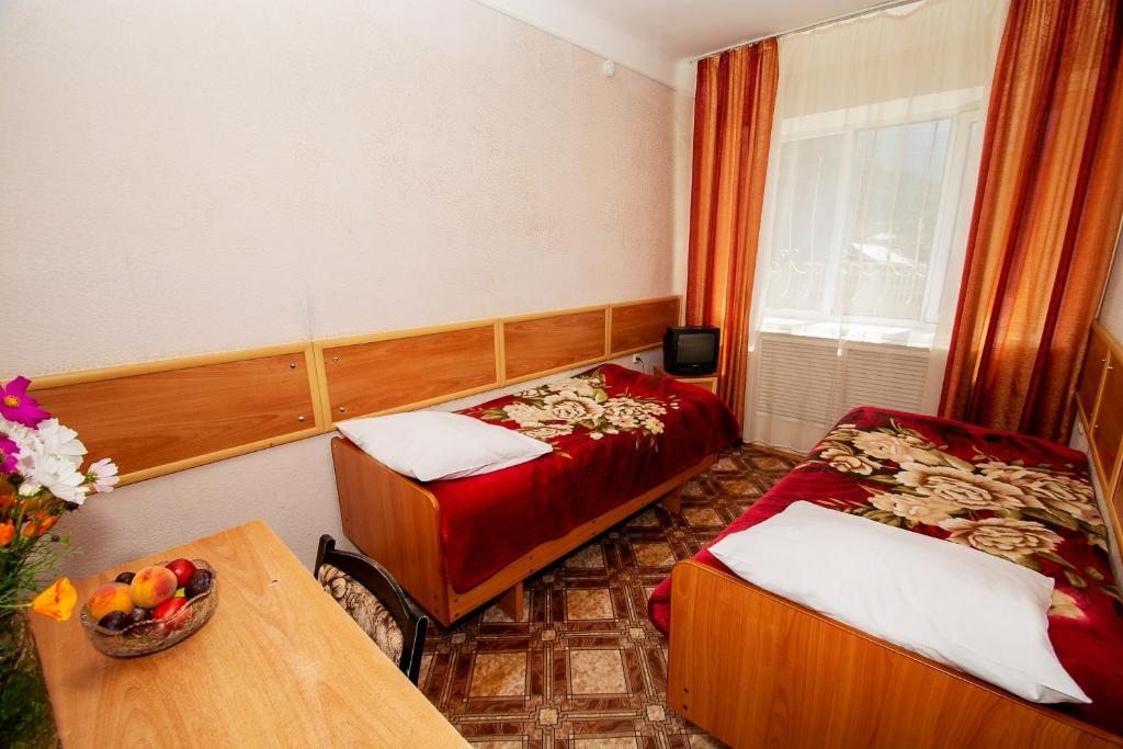 Двухместный (Бюджетный двухместный номер с 2 отдельными кроватями) отеля Нарат на Лермонтова, Теберда