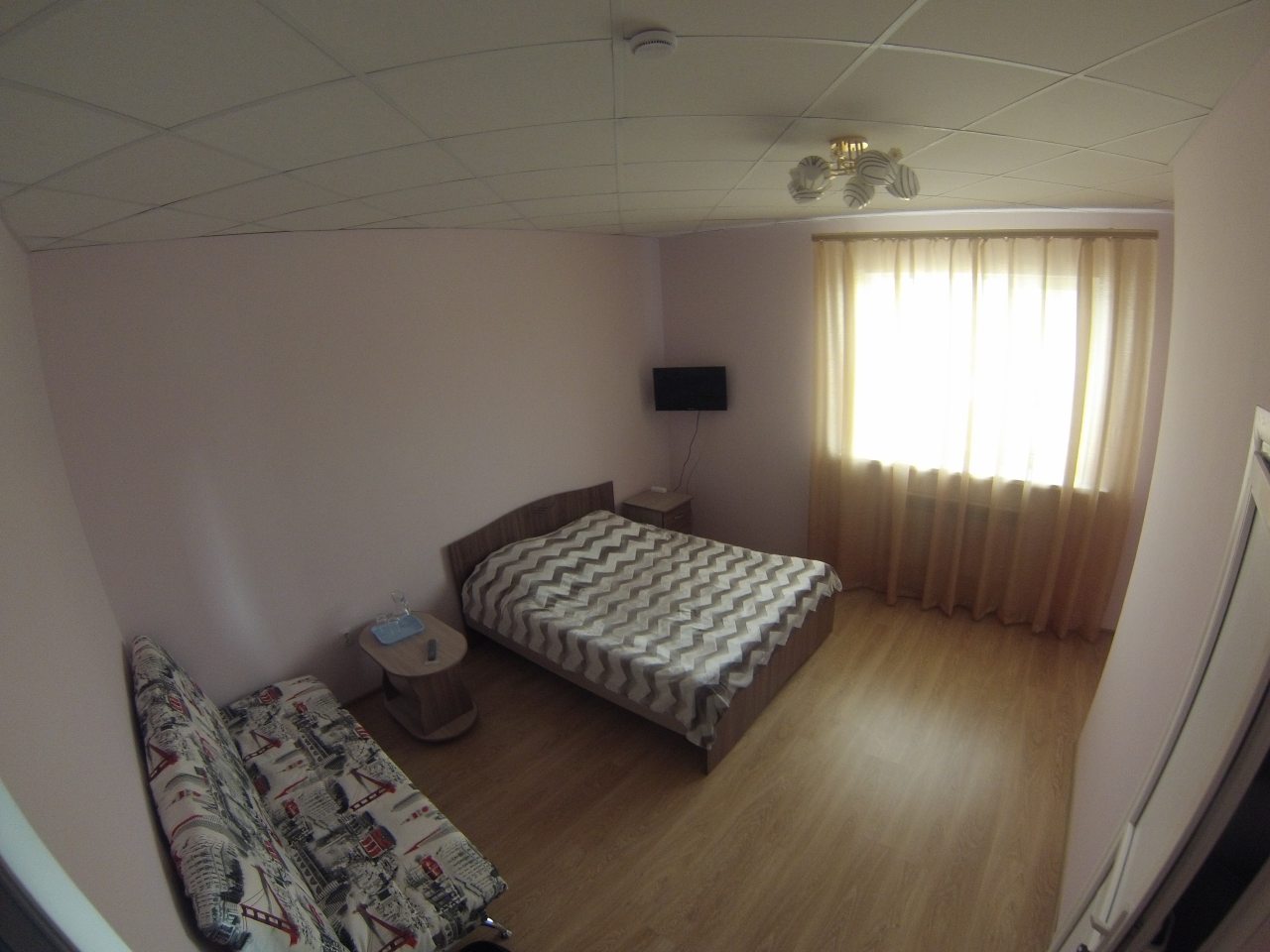 Двухместный (1 двуспальной кроватью и дополнительной кроватью) частной гостиницы Орриент, Тюмень