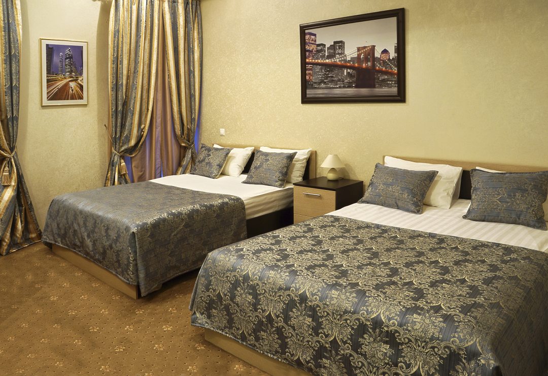 Трехместный (Семейный трехместный номр с двумя двуспальными кроватями и диваном) гостиницы Камергерский, Москва