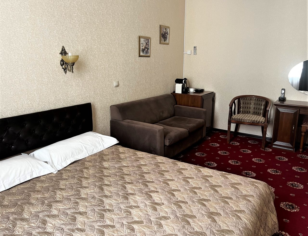Трёхместный и более (Улучшенный трехместный с двуспальном кроватью и диваном) гостиницы Камергерский, Москва