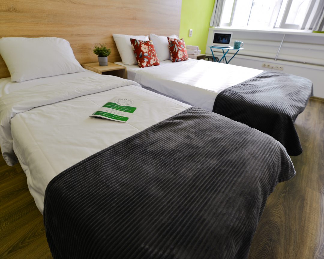 Четырехместный (Номер с 1 двуспальной и 2 односпальными кроватями и с собственной ванной комнатой) гостиницы Сити Хаус, Ярославль
