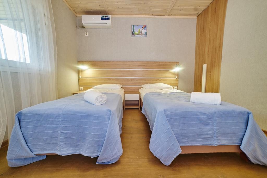 Двухместный (Двухместный номер с 1 кроватью или 2 отдельными кроватями) мини-отеля Yeiskwind, Ейск
