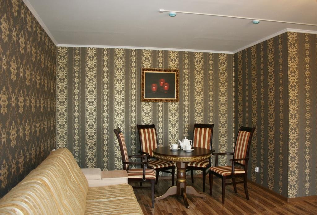 Сьюит (Люкс с 1 спальней и балконом) отеля ВАП-Отель, Ейск