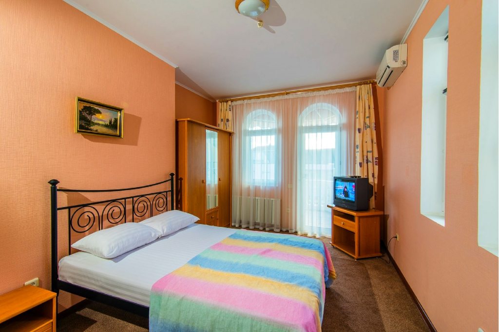 Двухместный (Стандарт, улучшенный №42 с 1 кроватью, балконом и видом на море) отеля Вилла Верона, Утес, Крым