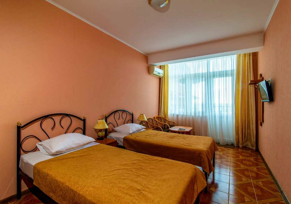 Двухместный (Стандарт, улучшенный №35 с 2 отдельными кроватями и террасой) отеля Вилла Верона, Утес, Крым