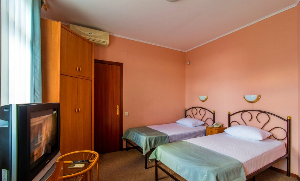 Двухместный (Стандарт, улучшенный №31, №41, с двумя отдельными кроватями и балконом) отеля Вилла Верона, Утес, Крым