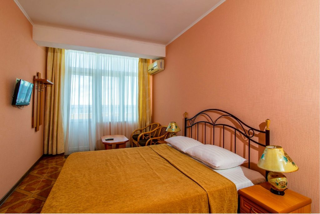 Двухместный (Стандарт, улучшенный №34, 36 с 1 кроватью и террасой) отеля Вилла Верона, Утес, Крым