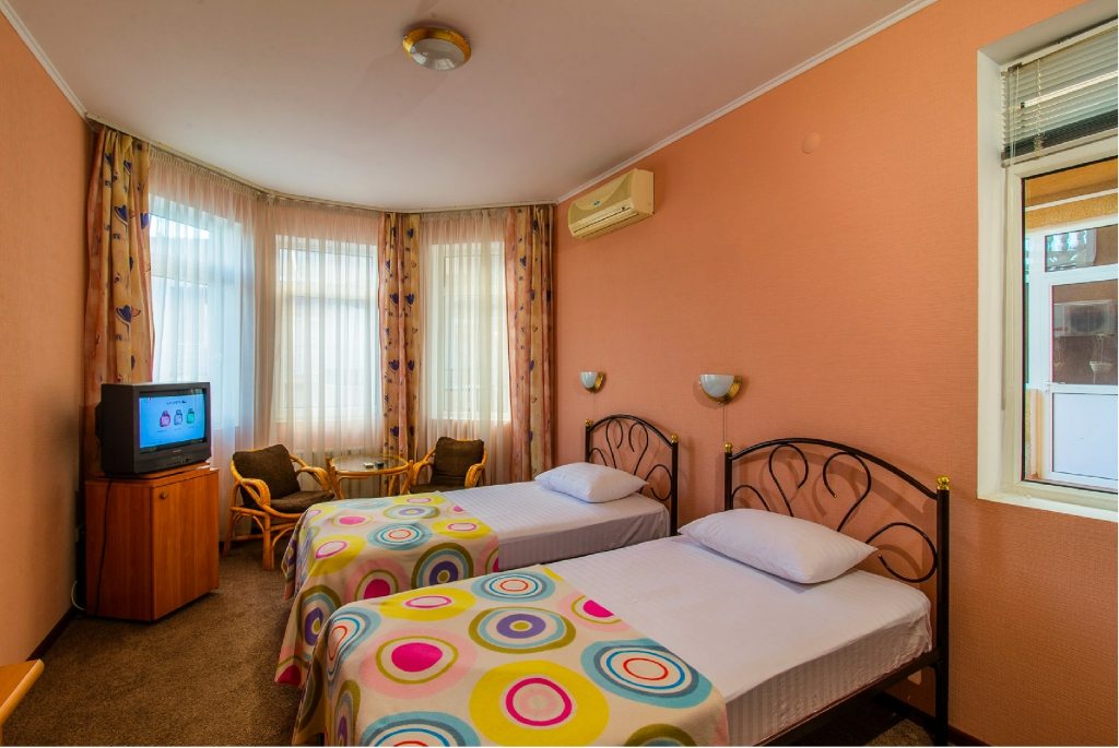 Двухместный (Стандарт с 2 отдельными кроватями № 32) отеля Вилла Верона, Утес, Крым