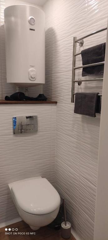 Номер (Ривер-Хаус с кухней, крытой террасой и мангалом и  панорамным видом из спальни на лесную реку), База отдыха GREENVALD Парк Скандинавия