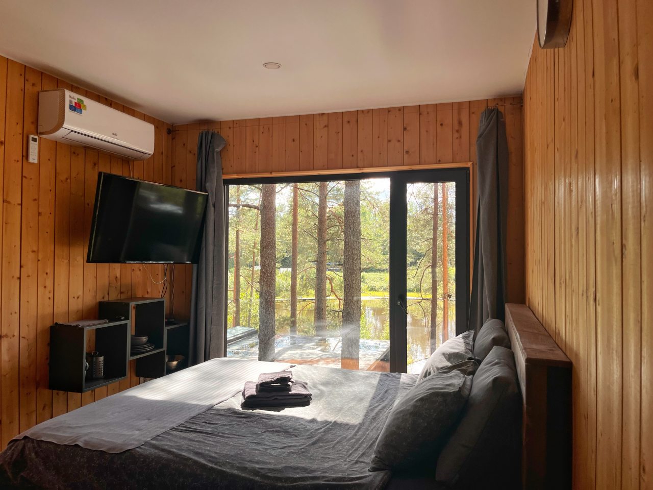 Двухместный (Панорамный апартамент с сауной, мангалом и видом на озеро), База отдыха GREENVALD Парк Скандинавия