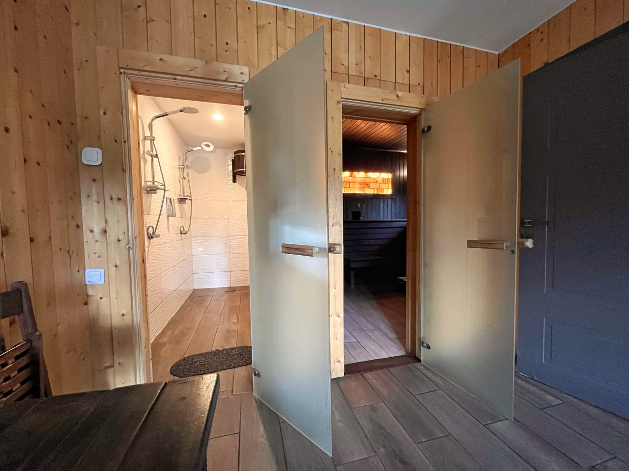 Двухместный (Панорамный апартамент с сауной, мангалом и видом на озеро), База отдыха GREENVALD Парк Скандинавия