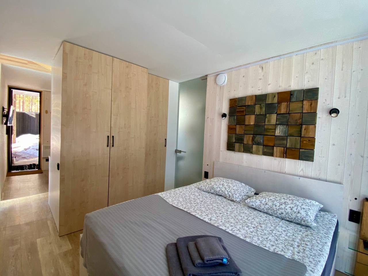 Дом (Эко-Дом на берегу озера с панорамным окном, эко-камином, крытой террасой и мангалом), База отдыха GREENVALD Парк Скандинавия