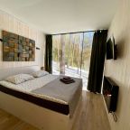 Дом (Эко-Дом на берегу озера с панорамным окном, эко-камином, крытой террасой и мангалом), База отдыха GREENVALD Парк Скандинавия