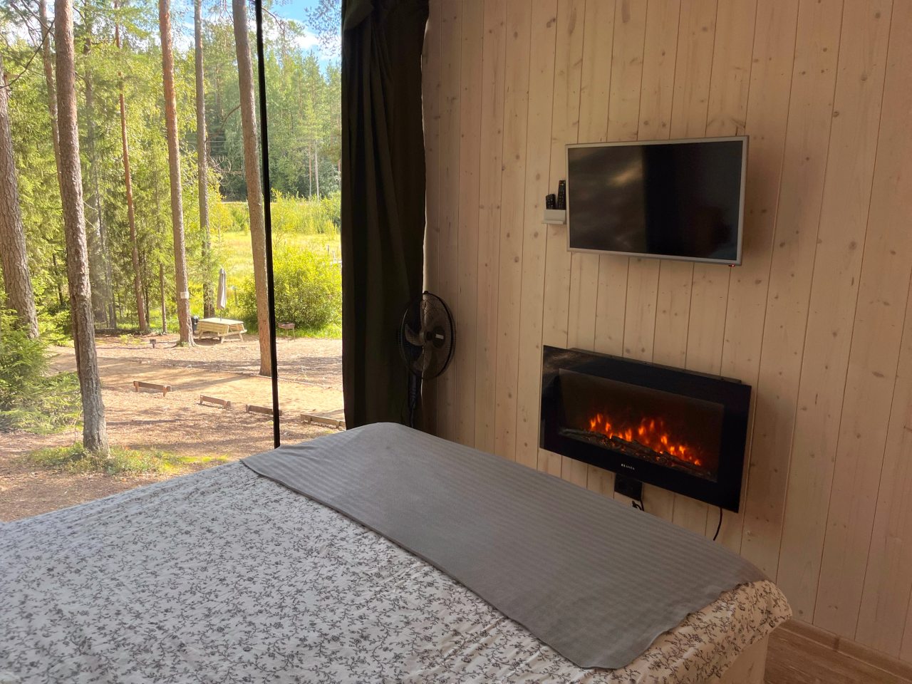 Дом (Эко-Дом на берегу озера с панорамным окном, эко-камином, крытой террасой и мангалом), База отдыха GREENVALD Парк Скандинавия