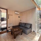 Дом (Эко-Дом на берегу озера с панорамным окном, эко-камином, крытой террасой и мангалом), База отдыха GREENVALD Парк Скандинавия