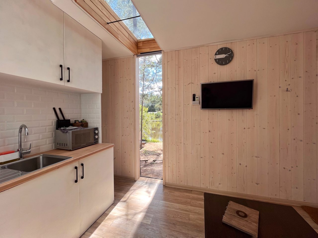 Дом (Эко-Дом на берегу озера с панорамным окном, эко-камином, крытой террасой и мангалом), База отдыха GREENVALD Парк Скандинавия