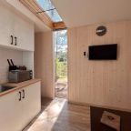 Дом (Эко-Дом на берегу озера с панорамным окном, эко-камином, крытой террасой и мангалом), База отдыха GREENVALD Парк Скандинавия