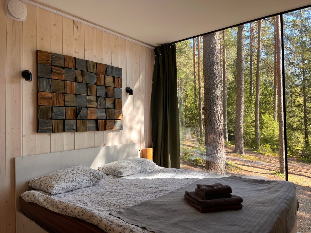 Дом (Эко-Дом на берегу озера с панорамным окном, эко-камином, крытой террасой и мангалом), База отдыха GREENVALD Парк Скандинавия