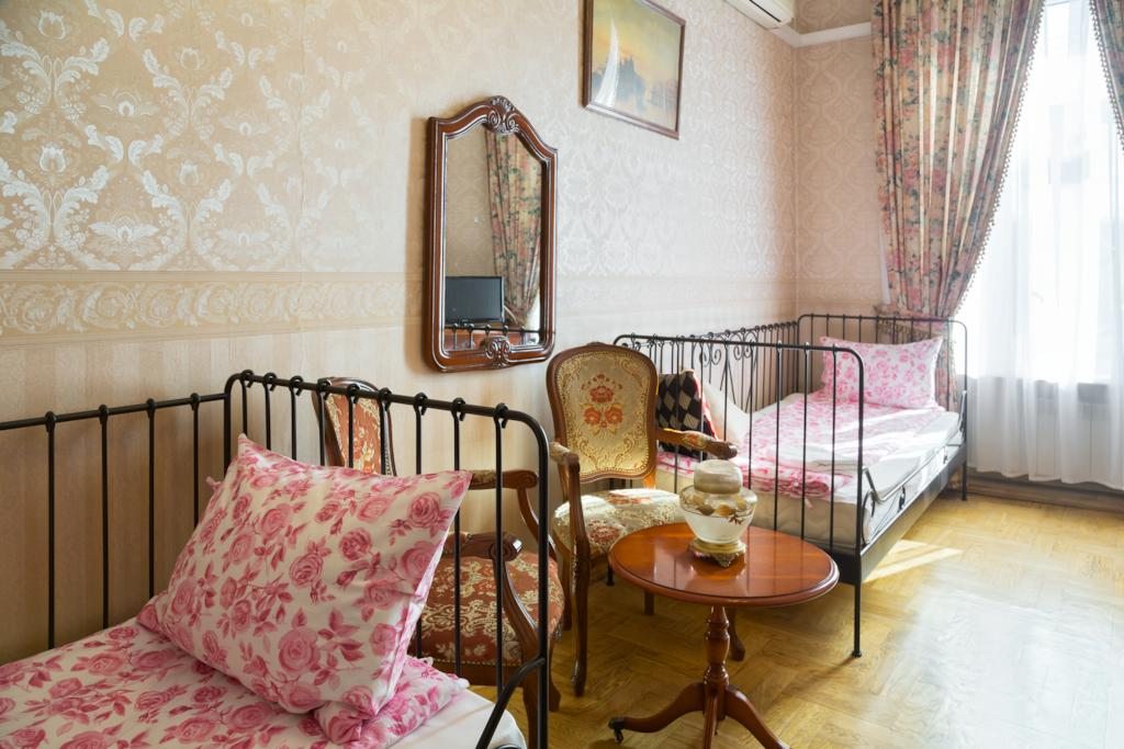 Трехместный (Трехместный номер с общей ванной комнатой) гостевого дома Версаль на Тверской, Москва