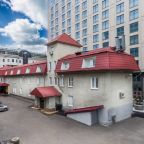 Фасад и парковка отеля «Маяк», Москва