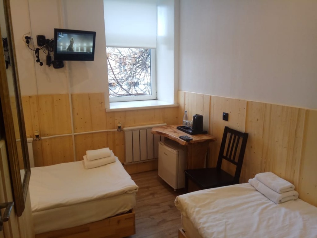 Двухместный (Небольшой с двумя отдельными кроватями 14,23) гостевого дома Wood Design Hotel, Москва