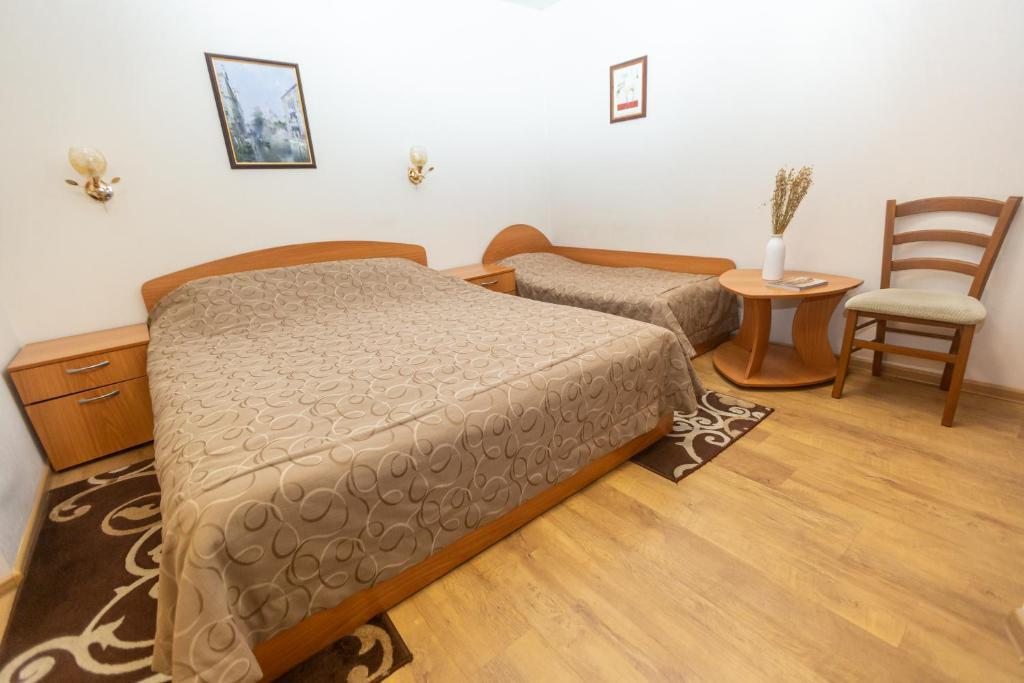 Двухместный (Двухместный номер с двуспальной кроватью и дополнительной кроватью) отеля Старые друзья, Белокуриха