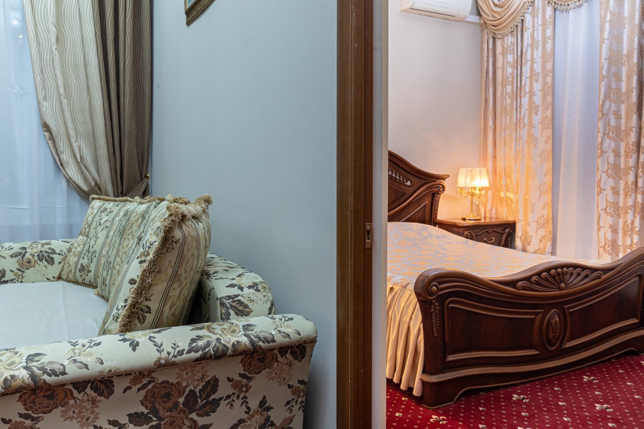 Люкс, Гостиница Первомайская