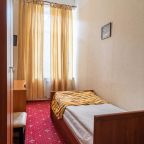 Односпальная кровать 80х200, душ, принадлежности для душа