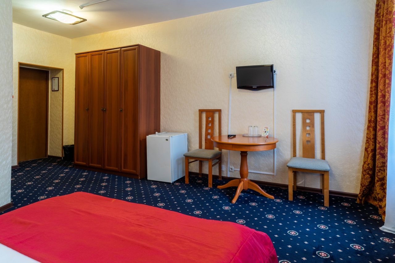 Красивый номер. Кровать Queen Size. Кондиционер. Ванна и душ