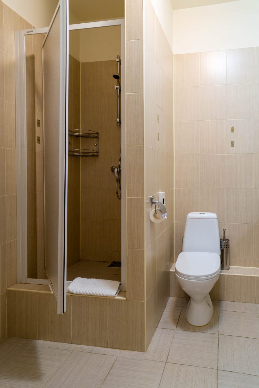 Красивый номер. Кровать Queen Size. Кондиционер. Ванна и душ
