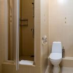 Красивый номер. Кровать Queen Size. Кондиционер. Ванна и душ