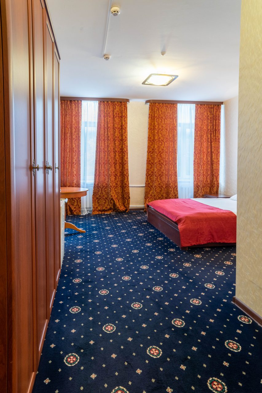 Красивый номер. Кровать Queen Size. Кондиционер. Ванна и душ