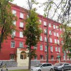 Гостиница занимает все здание. Главный вход с улицы.