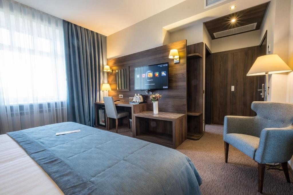 Двухместный (Улучшенный двухместный номер с 1 кроватью или 2 отдельными кроватями и видом на реку) отеля Томь Ривер Плаза, Кемерово