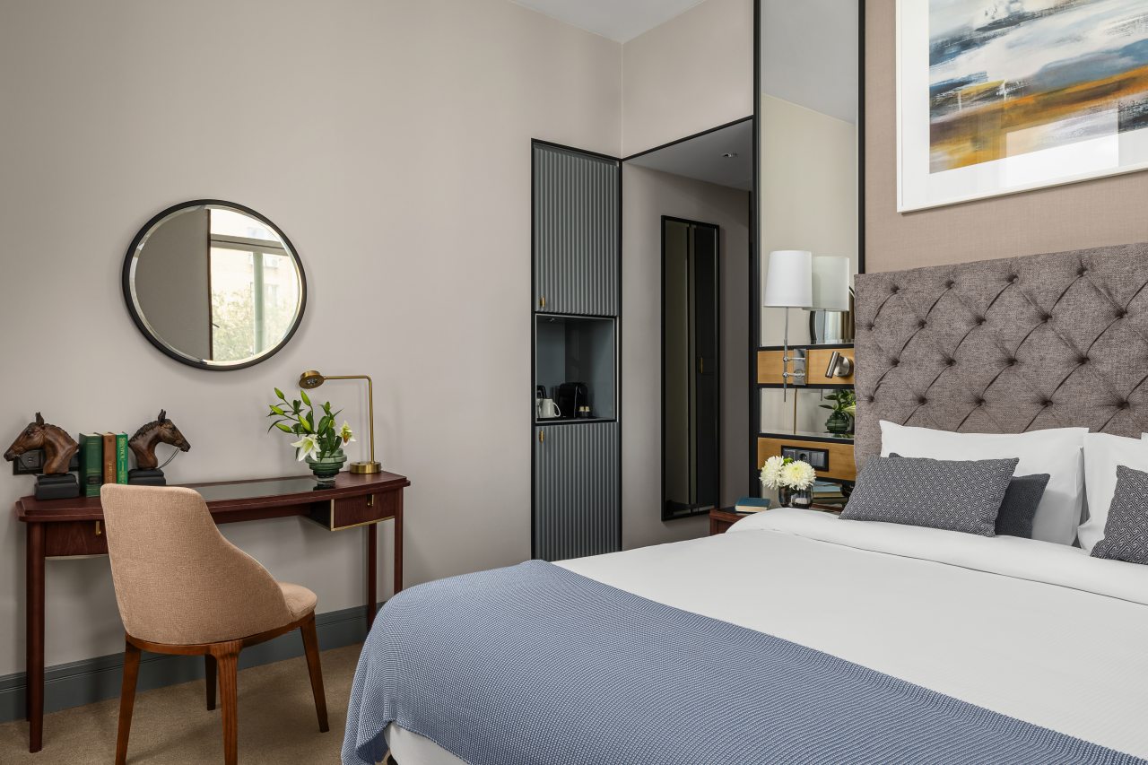 Трехместный (KING DELUXE CITY VIEW ROOM), Чехофф Отель Москва Кьюрио Коллекшен Хилтон