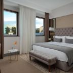 Трехместный (KING DELUXE CITY VIEW ROOM), Чехофф Отель Москва Кьюрио Коллекшен Хилтон