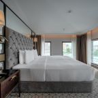 Трехместный (KING DELUXE CITY VIEW ROOM), Чехофф Отель Москва Кьюрио Коллекшен Хилтон