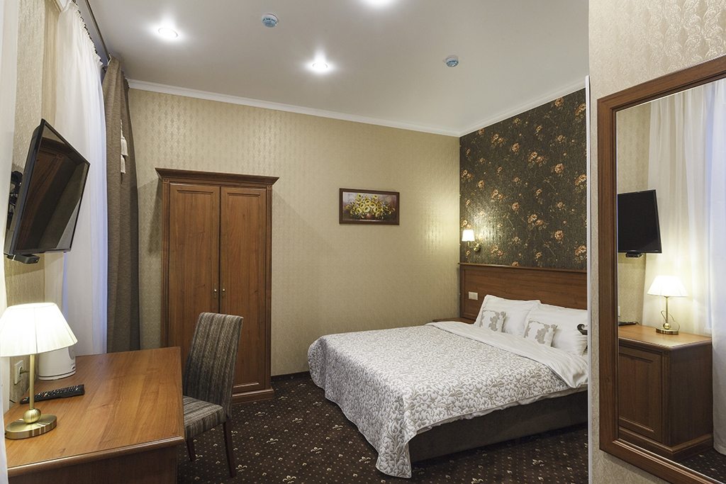 Двухместный (Номер категории стандарт с одной двухспальной кроватью) мини-отеля ЭСКВАЙР, Москва