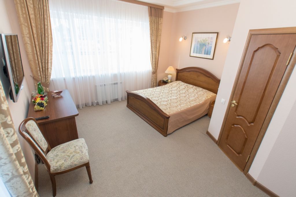 Двухместный (Стандарт с 1 двуспальной кроватью) отеля VinoGrad, Балаково