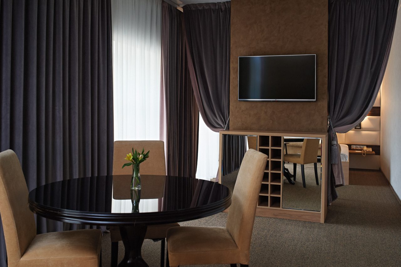 Полулюкс (Полулюкс), Отель Aura City Hotel