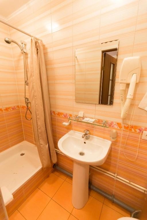 Ванная комната в гостинице Паллада, Новокузнецк. Гостиница Паллада