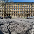 Заезд на парковку через арку с параллельной улицы.