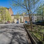 Следует проехать в правую дальнюю часть двора