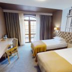 Двухместный (Номер с 2 кроватями и балконом), Люмьер отель & spa